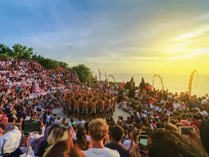 Wisata Pura Uluwatu Bali: Harga Tiket, Daya Tarik, & Tips