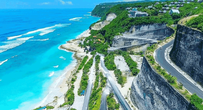 Menjelajahi Keindahan Pantai Melasti Ungasan: Lokasi, Harga Tiket, dan Tips Berlibur